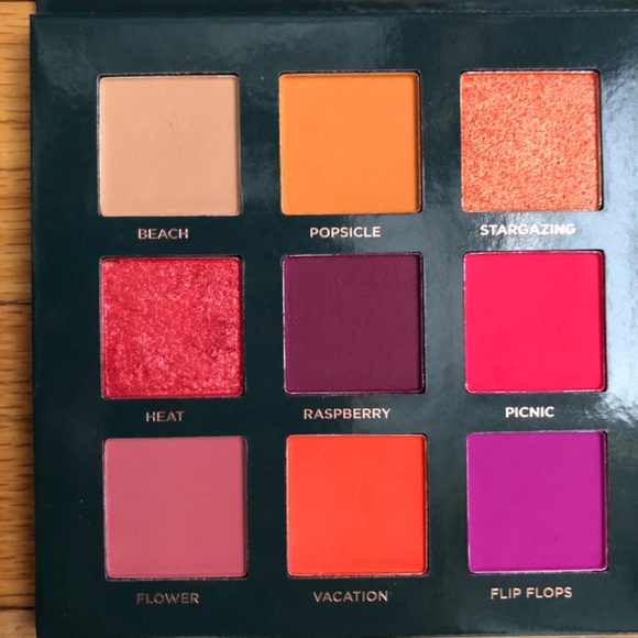 Ace Beauté "Nostalgia" eyeshadow palette - Picture 3 of 4